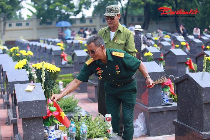 Hình ảnh những cựu chiến binh lặng lẽ đứng trước phần mộ đồng đội cũ, thắp từng nén hương trong niềm xúc động khiến nhiều người không khỏi nghẹn ngào.