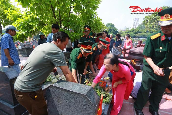 Xúc động chia sẻ, ông Vinh cho biết, Ngày Thương binh - Liệt sĩ có ý nghĩa đặc biệt đối với mỗi người dân Việt Nam. Đây là dịp để thành kính tưởng nhớ và bày tỏ lòng biết ơn sâu sắc tới những người đã hy sinh vì độc lập, tự do của dân tộc.