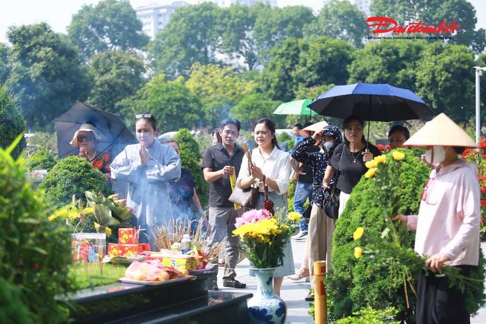 Theo ghi nhận của PV Báo Đại đoàn kết, những ngày này tại Nghĩa trang Mai Dịch dòng người dân đến thắp hương, viếng mộ các Anh hùng liệt sĩ. Trong không gian tĩnh lặng, trang nghiêm, dòng người lặng lẽ mang theo hương, hoa và lễ vật, thành kính dâng lên những người đã ngã xuống vì sự nghiệp giải phóng dân tộc, bảo vệ Tổ quốc.