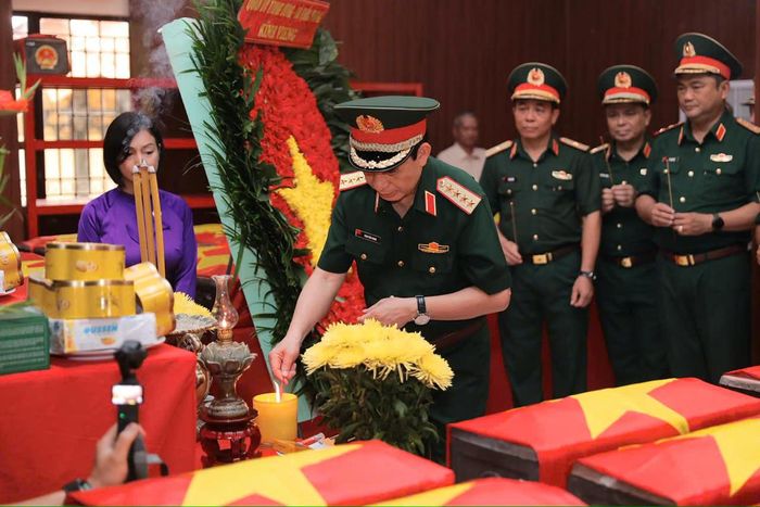 Đại tướng Phan Văn Giang - Phó Thủ tướng Chính phủ, Bộ trưởng Bộ Quốc phòng tri ân, tưởng nhớ các Anh hùng liệt sĩ tại Công viên Lê Thị Riêng (TPHCM). Ảnh: T.Luân.