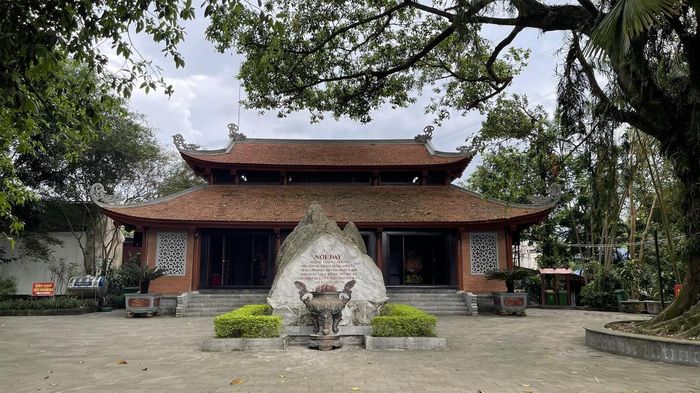 Tấm bia ghi lại dấu mốc lịch sử ra đời Ngày Thương binh - Liệt sĩ được đặt ở vị trí trang trọng.