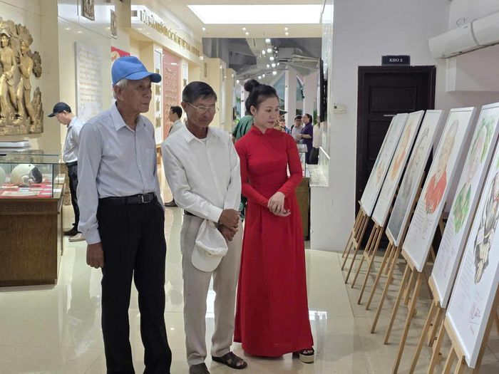 Người dân xem chân dung của các Mẹ Việt Nam anh hùng. Ảnh: Nguyễn Tín.