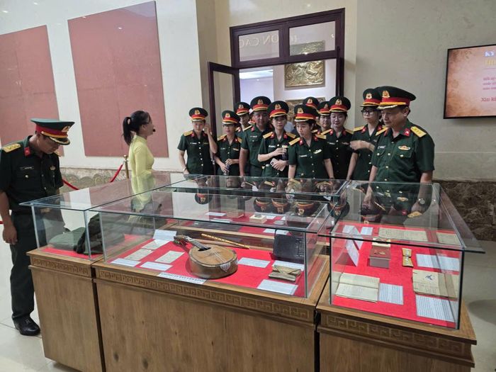 Rất đông lực lượng vũ trang đến tham quan các hiện vật về Mẹ Việt Nam Anh hùng và người có công. Ảnh: Chí Đại.