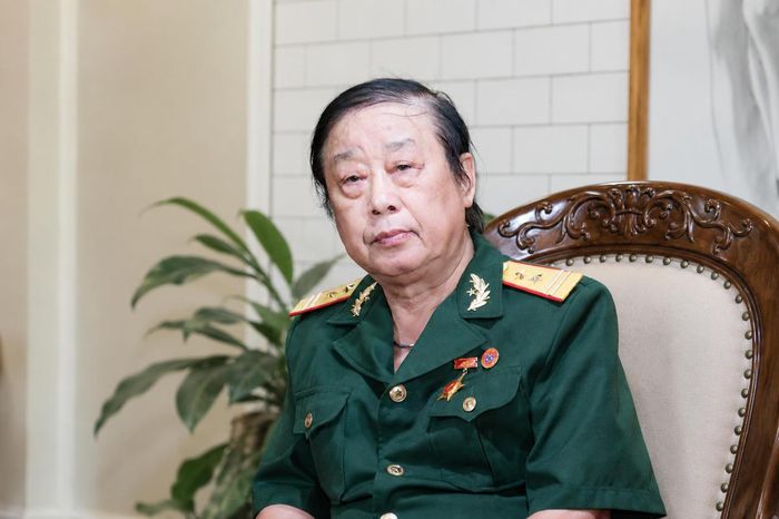 Trung tá, nhà văn Hồ Bá Thược.