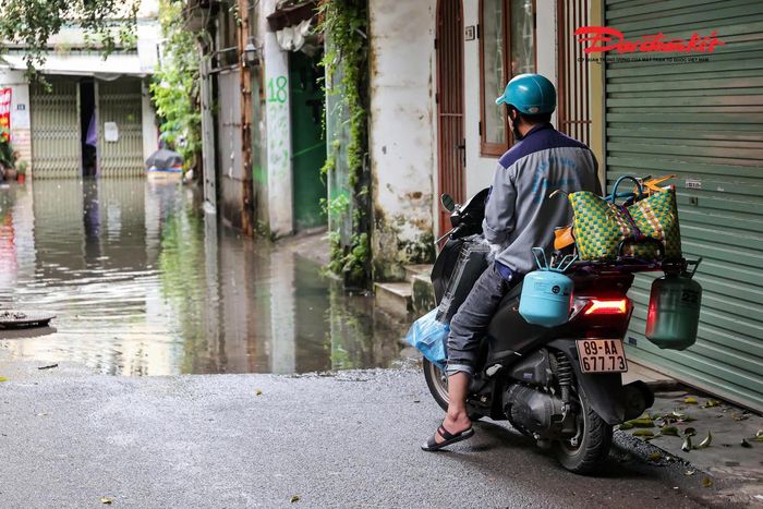 Nhiều người điều khiển xe máy khi thấy đoạn đường bị "dềnh nước" đã chủ động quay đầu, lựa chọn hướng di chuyển khác để tránh chết máy.