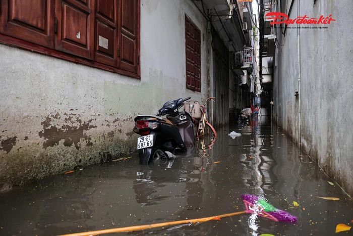 Đến đầu giờ chiều, nước tại khu vực vẫn rút chậm. Người dân tại đây tiếp tục theo dõi diễn biến thời tiết, đồng thời mong muốn các cơ quan chức năng sớm có giải pháp cải thiện hệ thống tiêu thoát nước để hạn chế tình trạng ngập úng tái diễn sau mỗi trận mưa lớn.