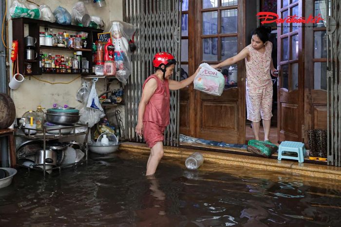 Nước từ mặt ngõ tràn vào nhiều căn nhà tại ngõ 39 Tứ Liên.