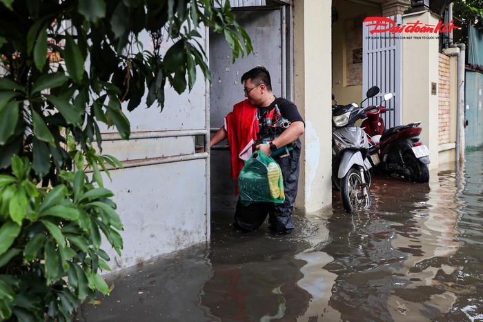 Tay ôm chiếc máy bơm bị hỏng mang đi sửa, anh Nguyễn Chiến Thắng cho biết, gia đình anh liên tiếp chịu ảnh hưởng bởi các đợt mưa lớn.