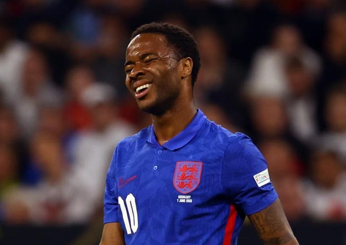 Sterling liên tục gặp rắc rối ngoài sân cỏ. Ảnh: Reuters.