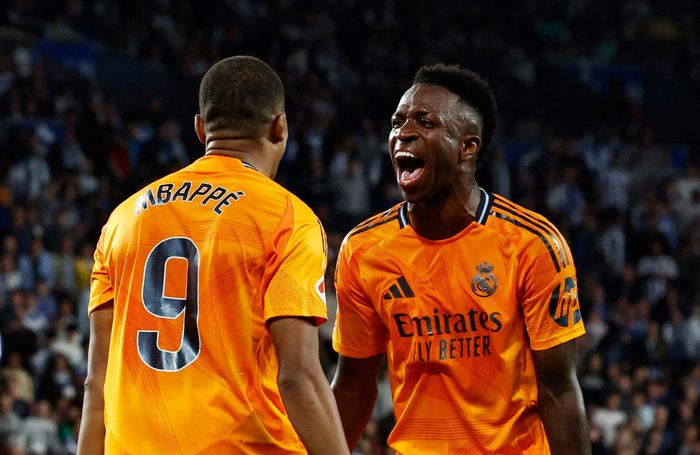  Vinicius và Mbappe đang giẫm chân lên nhau. 