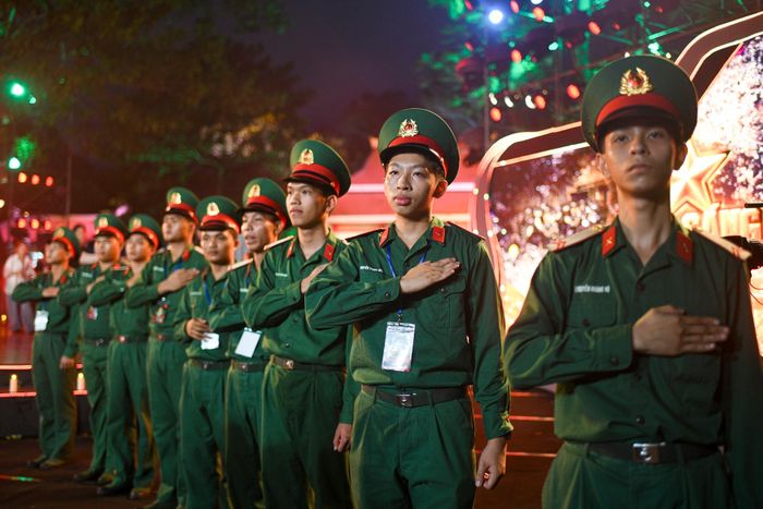 Tối 26/7, Đài Truyền hình Việt Nam (VTV) thực hiện cầu truyền hình đặc biệt "Sao sáng dẫn đường" tại 4 điểm cầu: Nhà bia tưởng niệm các anh hùng liệt sĩ xã Thanh Thủy (Tuyên Quang), Tượng đài Bắc Sơn (Hà Nội), Nghĩa trang Liệt sĩ Quốc gia Đường 9 (Quảng Trị) và Công viên Văn hóa Lê Thị Riêng (TP.HCM).