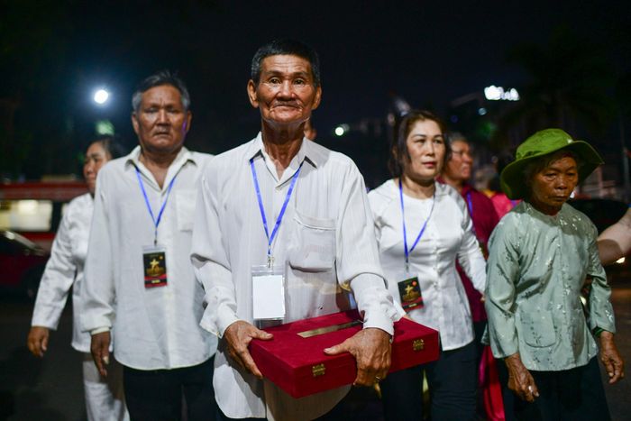 Gần 60 năm sau ngày hy sinh, bộ hồ sơ, kỷ vật của liệt sĩ Huỳnh Văn Quên được trao lại cho gia đình ngay tại Công viên Văn hóa Lê Thị Riêng (phường Hòa Hưng, TP.HCM) tối 26/7. Ông Huỳnh Văn Mười, em trai liệt sĩ, ôm hộp di vật trên tay, đưa anh "Hai Quên" trở về quê nhà ở xã Vàm Cỏ, tỉnh Tây Ninh.