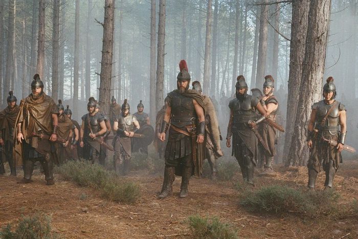  Odysseus và binh lính trên vùng đất của tộc người khổng lồ Laestrygonian trong bộ phim The Odysseus của Christopher Nolan. Ảnh: Universal Pictures 