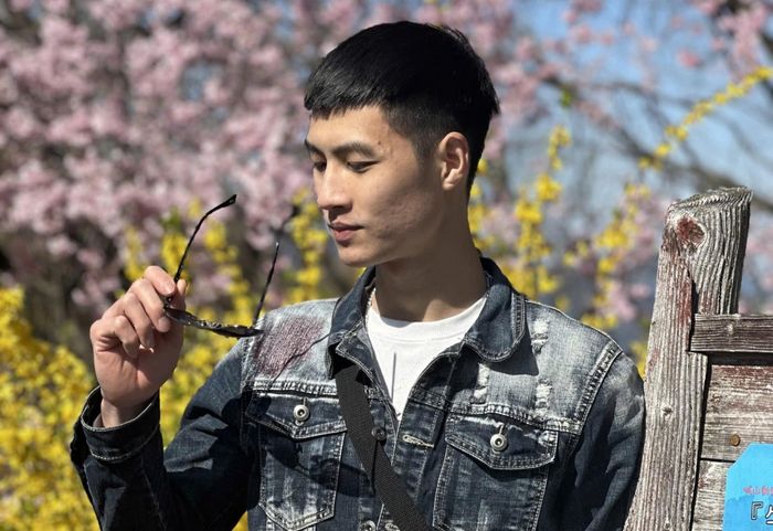 Kể lại hành trình chuẩn bị "quà", Trung cho biết vào năm 2023, anh bắt đầu thử nuôi tóc dài để thay đổi phong cách. Trong thời gian này, anh xem được nhiều video về việc tặng tóc cho bệnh nhân ung thư nên được truyền cảm hứng, quyết định nuôi hẳn, đợi ngày đủ độ dài.