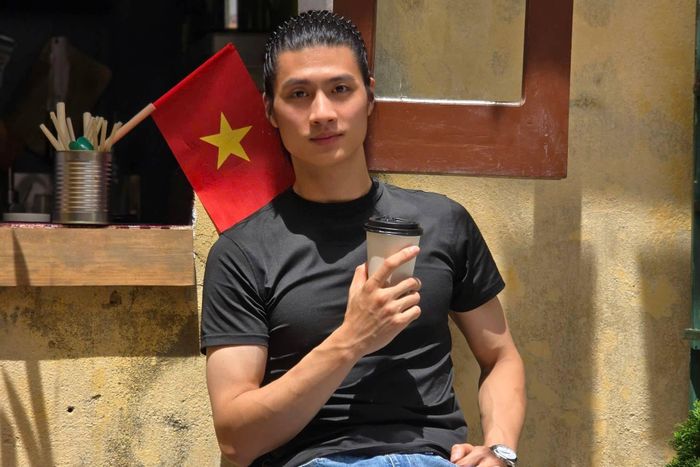Ngày 14/7, Tạ Quang Trung (sinh năm 1996, quê phường Thái Bình, tỉnh Hưng Yên) có mặt tại văn phòng Mạng Lưới Ung Thư Vú Việt Nam (phường Đức Nhuận, TP.HCM), đem theo số tóc được cột gọn gàng trong túi, phần dài nhất khoảng 45 cm. Sau khi đăng ký, anh tự hào trao lại phần tóc cho đơn vị lưu giữ. "Cuối cùng sau 3 năm, tôi cũng có thể hoàn thành món quà nhỏ dành tặng các bệnh nhân ung thư", Trung nói với Tri Thức - Znews.