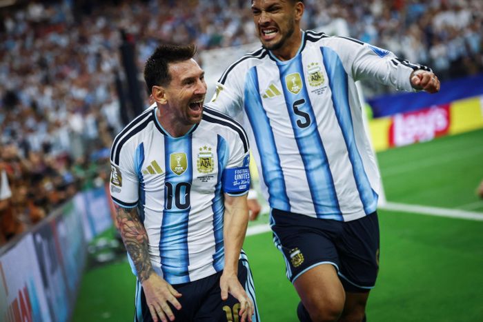 Messi không chỉ ghi bàn mà còn tạo cơ hội, kéo bóng và tổ chức lối chơi từ xa khung thành.