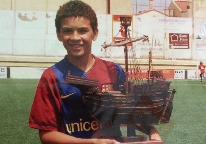Hendrio thời còn chơi cho đội trẻ Barca.