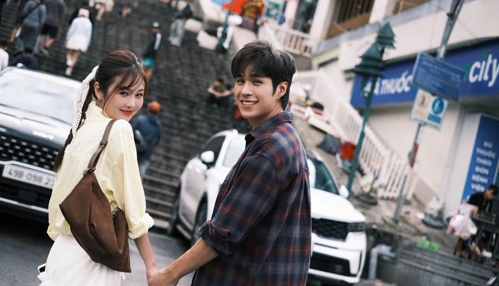 Thời gian qua, hai người liên tục tương tác, đăng ảnh chụp chung làm dấy lên nghi vấn hẹn hò. Otis thậm chí về quê, phụ giúp gia đình bạn gái tin đồn dọn dẹp nhà cửa. Tuy nhiên, cũng có ý kiến cho rằng họ tương tác chỉ để quảng bá bộ phim mới mang tên Cô gái của anh. Hai người hợp tác lần đầu là cách đây 10 năm với dự án Chàng trai của em.