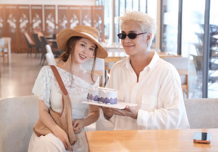 Mới đây, trên trang cá nhân, diễn viên Otis Đỗ Nhật Trường đăng ảnh đón tuổi mới. Đặc biệt, hình ảnh có sự xuất hiện của Ribi Sachi (tên thật Nguyễn Thị Thủy). Nhật Trường còn đăng ảnh chụp tấm thiệp với nội dung: “Chúc mừng sinh nhật, tình yêu của tôi. Cảm ơn anh đã xuất hiện trong cuộc đời em và khiến nó rực rỡ hơn. Chúc anh luôn hạnh phúc, mạnh khỏe và nhận được tình yêu thương mà anh xứng đáng được nhận”. Tấm thiệp được cho là của Ribi Sachi.