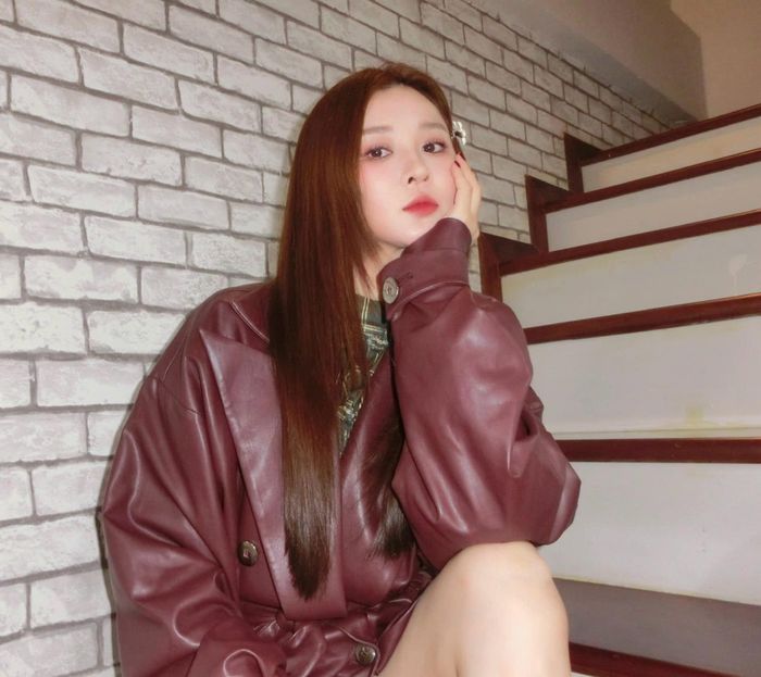 Ribi Sachi tên thật là Thủy Nguyễn, sinh năm 1990. Sở hữu vẻ ngoài xinh xắn và dễ tạo thiện cảm, cô từng xuất hiện trong nhiều MV của các nghệ sĩ như Lý Hải, Khánh Phương... Ribi Sachi cũng là một trong những người đồng sáng lập FAP TV và hiện sở hữu lượng người theo dõi đáng kể trên mạng xã hội.