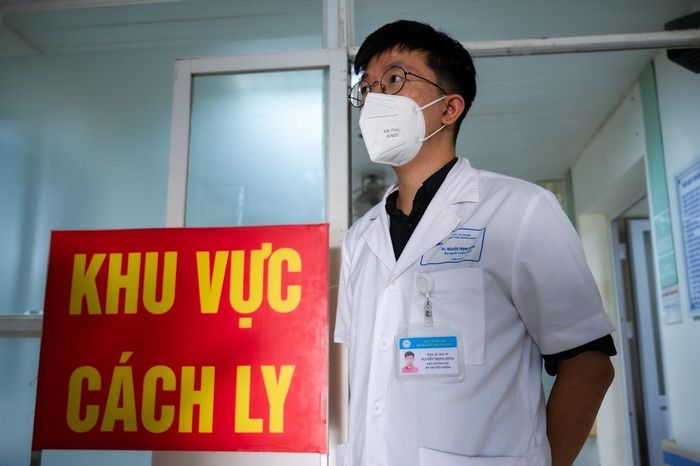 Hà Nội ghi nhận 185 ca Covid-19 trong tuần qua, đồng thời sốt xuất huyết tiếp tục tăng mạnh với 3 ổ dịch mới. Ảnh: Đinh Hà.