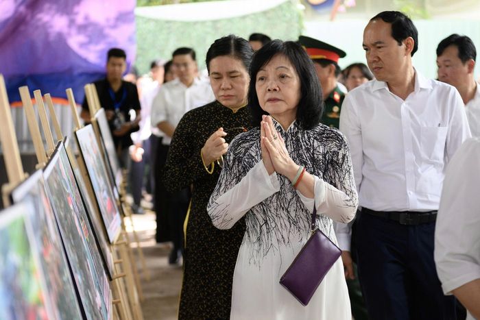  Bên cạnh các đoàn đại biểu, rất nhiều gia đình liệt sĩ, cựu chiến binh và người dân mang theo hoa, trái cây và di ảnh người thân để dâng cúng. Có người lặng lẽ đứng rất lâu trước bàn thờ chung, khép tay cầu nguyện, mong những liệt sĩ còn nằm lại đâu đó sẽ sớm được trở về với gia đình. 