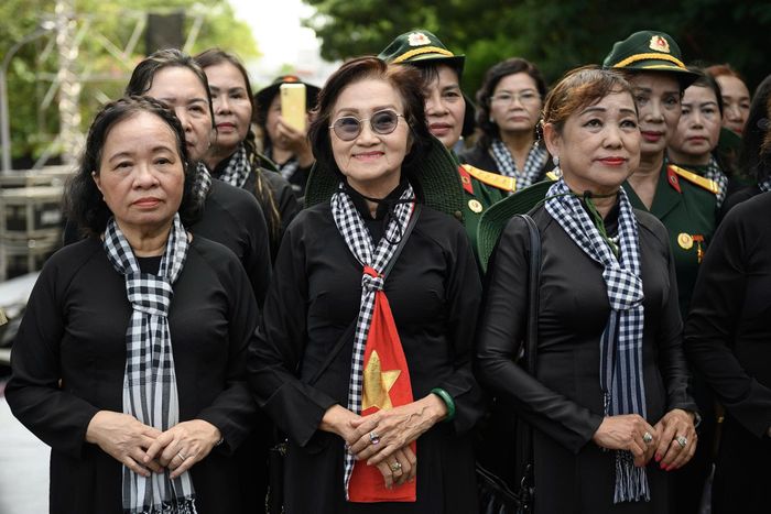  Trong dòng người đến viếng, bà Phan Thị Mạnh (75 tuổi, phường Sài Gòn, ở giữa), từng công tác trong lực lượng Hải quân, xúc động khi đứng trước khu tưởng niệm. Năm nào, bà cũng tham gia các hoạt động tri ân vào dịp 27/7. Khi biết dưới lòng công viên Lê Thị Riêng còn nhiều hài cốt liệt sĩ và công tác tìm kiếm đang được triển khai với quy mô lớn, bà càng xúc động hơn. Điều bà mong mỏi nhất là các gia đình sớm tìm được người thân sau nhiều thập kỷ chờ đợi. 