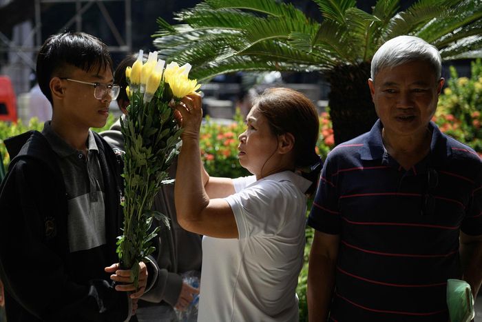  Đối với ông Đậu Hồng Phong (62 tuổi, phường Hòa Hưng), buổi dâng hương năm nay mang ý nghĩa đặc biệt hơn. Cha của ông là liệt sĩ hy sinh tại chiến trường Quảng Trị nhưng đến nay gia đình chưa tìm được phần mộ. Nhiều năm qua, cứ đến dịp 27/7, gia đình ông đều đến dâng hương tưởng niệm các liệt sĩ. Khi biết lực lượng chức năng đã tìm thấy nhiều hài cốt tại công viên Lê Thị Riêng, ông cảm thấy ấm lòng khi nhiều gia đình đã có cơ hội đón người thân trở về. "Nhờ đó, gia đình tôi vẫn tiếp tục hy vọng một ngày nào đó sẽ tìm được phần mộ của cha. Chúng tôi cũng mong công tác quy tập sẽ tiếp tục đạt nhiều kết quả để thêm nhiều gia đình được đoàn tụ với người thân sau hàng chục năm mong ngóng", ông bày tỏ. 