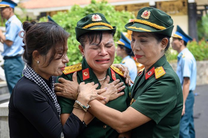  Có mặt từ sáng sớm để tham gia lễ dâng hoa, bà Nguyễn Thị Hồng (63 tuổi, thuộc lực lượng an ninh cơ sở phường An Hội Tây, bên phải) cho biết gia đình bà cũng có người thân hy sinh trong chiến tranh nhưng đến nay vẫn chưa xác định được nơi an nghỉ. Nhiều ngày qua, bà luôn dõi theo từng thông tin về công tác tìm kiếm, quy tập hài cốt liệt sĩ tại công viên Lê Thị Riêng. 