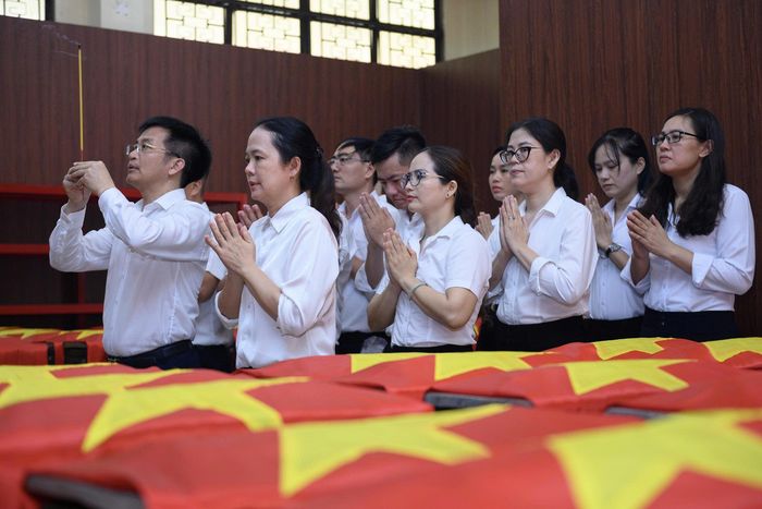  Lực lượng đoàn viên, thanh niên tình nguyện và cán bộ, chiến sĩ công an túc trực từ sớm để hướng dẫn người dân, giữ gìn trật tự và hỗ trợ người cao tuổi. Khói hương vẫn quyện tỏa trong không gian tĩnh lặng của khu tưởng niệm. Dòng người tiếp tục nối dài cho đến gần trưa. 