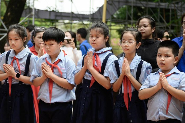  Các em học sinh thành kính chắp tay tưởng niệm các Anh hùng liệt sĩ. Em Vũ Đình Phước (thứ 2 từ trái sang, 9 tuổi) cho biết sau khi được nghe về sự hy sinh của các anh hùng dân tộc, em càng trân trọng cuộc sống hòa bình hôm nay và biết ơn những người đã ngã xuống vì đất nước.