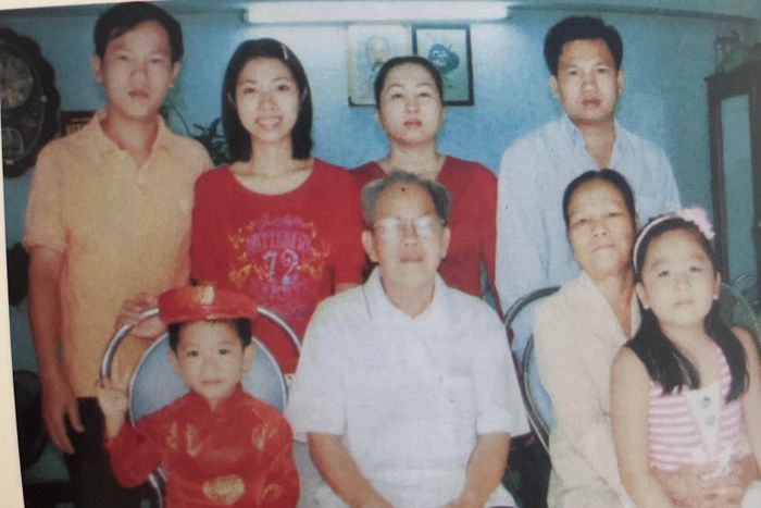  Gia đình hạnh phúc của bà Mai và ông Kiều. Ảnh chụp từ sách.