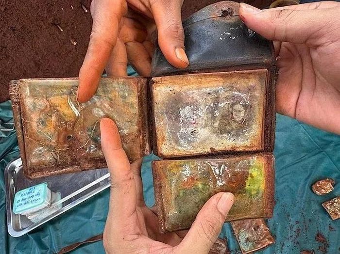  Quá trình quy tập, các lực lượng tìm thấy nhiều di vật của liệt sĩ để lại, như cây bút máy khắc chữ “Tiến Quy”, nhiều cây viết bi, viết chì, các quả thủ pháo, đồng hồ đeo tay, hũ tăm, chai dầu gió, dây dù, tăng, súng AK, các hộp tiếp đạn… 