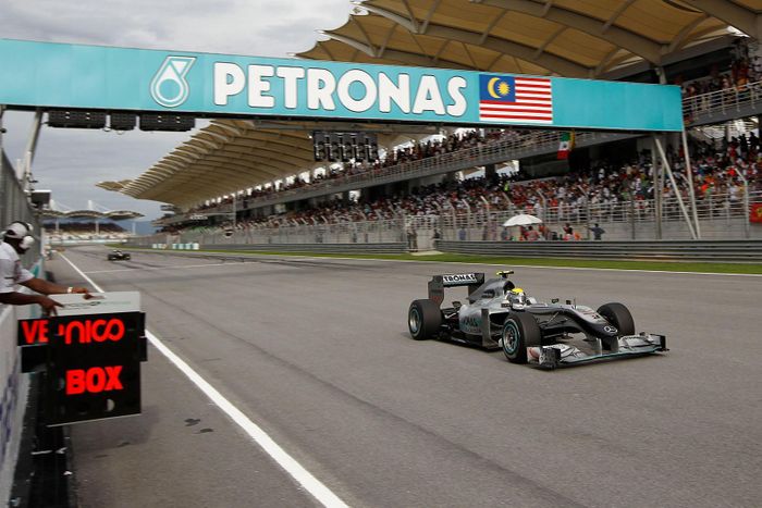 Trường đua Sepang tại Malaysia được lựa chọn làm nơi tổ chức chặng đua Bahrain Grand Prix, vốn không thể đăng cai do các bất ổn địa chính trị tại Trung Đông.