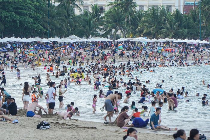  Du khách tắm biển Nha Trang dịp hè 2023. Ảnh: Xuân Hoát.