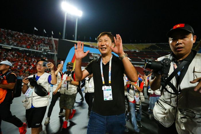  HLV Kim cùng tuyển Việt Nam vô địch SEA Games 2025 ở Thái Lan. Ông là chiến lược gia Đông Á hiếm hoi còn duy trì được ảnh hưởng lớn tại Đông Nam Á. Ảnh: Minh Chiến. 