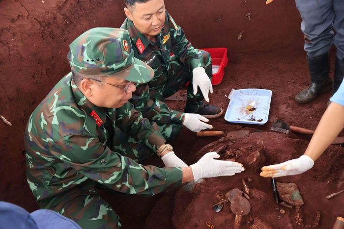  Lực lượng Đội K72 sẽ tiếp tục mở rộng phạm vi khảo sát, đào tìm kỹ lưỡng từng lớp đất tại khu vực xã Minh Đức. Mục tiêu là không bỏ sót bất kỳ hài cốt hay di vật nào còn nằm lại dưới lòng đất. Sau khi hoàn thành nhiệm vụ tại xã Minh Đức, Ban Chỉ đạo Thành phố dự kiến tiếp tục triển khai công tác tìm kiếm tại một số địa điểm khác như Vườn quốc gia Bù Gia Mập, khu vực sân bay Lộc Ninh và những vị trí đã tiếp nhận thông tin từ nhân chứng. Các hài cốt được quy tập sẽ được an táng tại nghĩa trang liệt sĩ theo đúng quy định. 