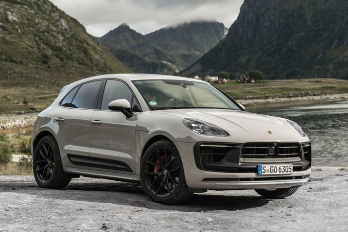  Trước đó, Porsche Macan sử dụng động cơ đốt trong cũng gặp tình trạng tương tự tại châu Âu. Tuy nhiên khác với Discovery Sport, mẫu SUV thể thao này lại là nhân tố "gánh doanh số" tại nhiều nước, vượt xa bản thuần điện. 