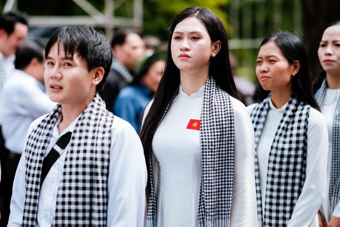  Đến với nơi ghi dấu chứng tích về những người anh hùng của dân tộc, thế hệ trẻ hôm nay xúc động tri ân trước sự hy sinh cao cả của các bậc tiền nhân. Ảnh: Nguyễn Hiền. 