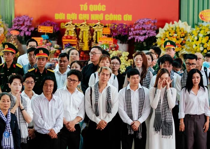  Gần 100 văn nghệ sĩ hòa ca bài hát "Còn gì đẹp hơn" bày tỏ lòng thành kính, tri ân các bậc tiền nhân. 
