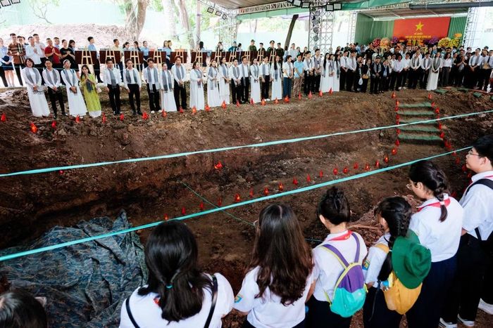  Sau nghi thức dâng hoa, dâng hương tại các bia di tích, bia tưởng niệm, đoàn đã đến bên rãnh mộ tìm kiếm hài cốt liệt sĩ và hát vang ca khúc bày tỏ lòng biết ơn đối với những người anh hùng đã hiến dâng cả thanh xuân cho Tổ quốc. 