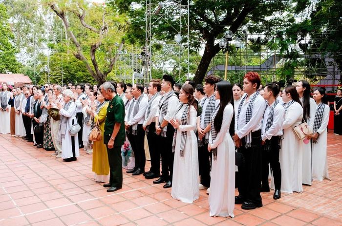  Các nghệ sĩ thành kính tưởng nhớ, tri ân Anh hùng liệt sĩ Lê Thị Riêng, Trần Văn Kiểu. 