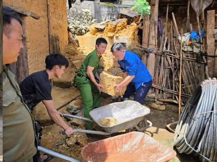 Lực lượng chức năng phối hợp hỗ trợ người dân dọn dẹp, di chuyển tài sản. Ảnh: Công an tỉnh Tuyên Quang