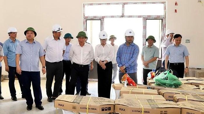 Phó Thủ tướng kiểm tra hạng mục nhà bếp, nhà ăn học sinh nội trú