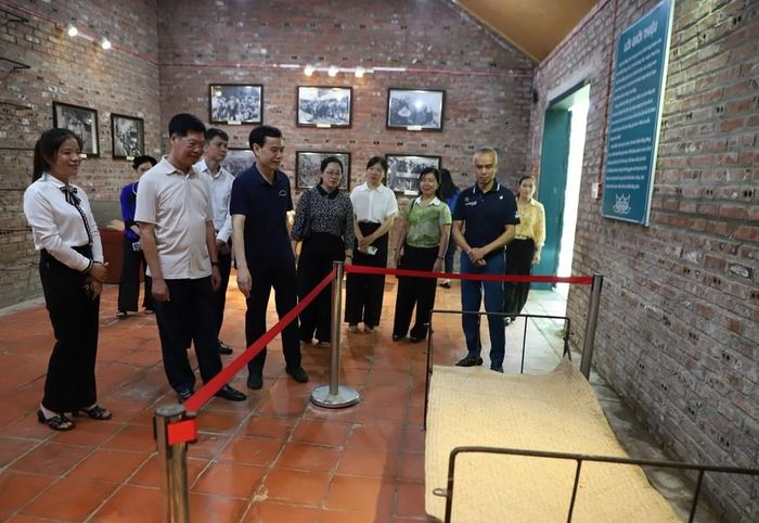 Đoàn đại biểu tham quan khu trưng bày tư liệu, hiện vật tại di tích lịch sử, qua đó ôn lại truyền thống cách mạng hào hùng của dân tộc