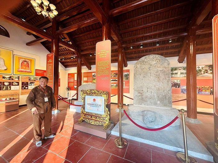 Ông Hoàng Văn Kể giới thiệu về Khu tưởng niệm các Vua nhà Mạc