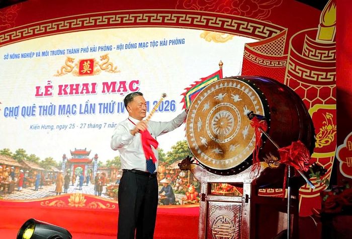 Chủ tịch Hội đồng Mạc tộc Hải Phòng, Trưởng ban tổ chức Chợ quê thời Mạc 2026, TS. Hoàng Văn Kể thực hiện nghi thức đánh trống mở chợ