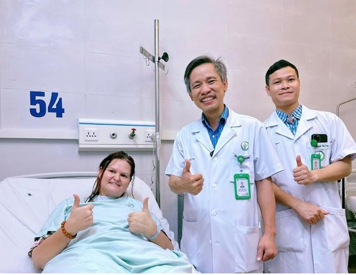 Nụ cười rạng rỡ của nữ bệnh nhân New Zealand sau ca thay khớp háng thành công