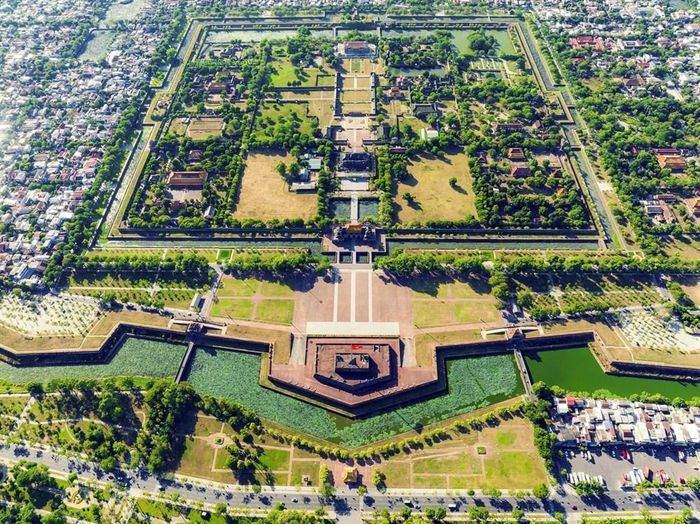 Khu di sản Hoàng cung Huế nhìn từ trên cao. Ảnh: ĐH