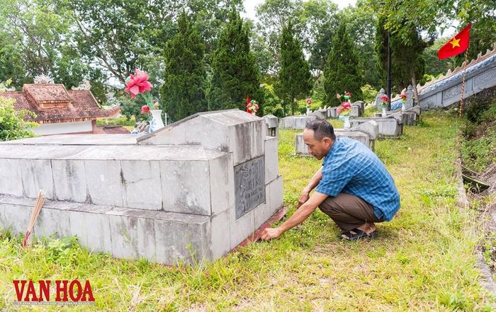 Quản trang Hồ Thanh Hải luôn cẩn thận chăm sóc, hương khói để mộ phần của các anh được ấm áp
